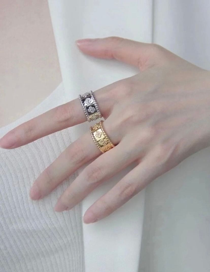 18K Perlée Clovers Ring